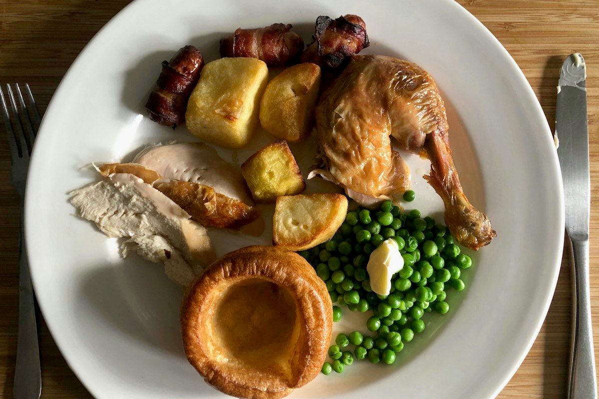 Gà nướng ăn kèm bánh Yorkshire pudding