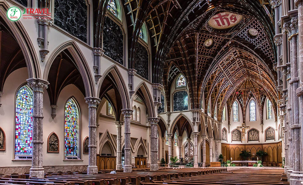 Kiến trúc Gothic cổ điển và tòa nhà hiện đại, biểu tượng cho nét đẹp kết hợp giữa truyền thống và sáng tạo của nước Ý