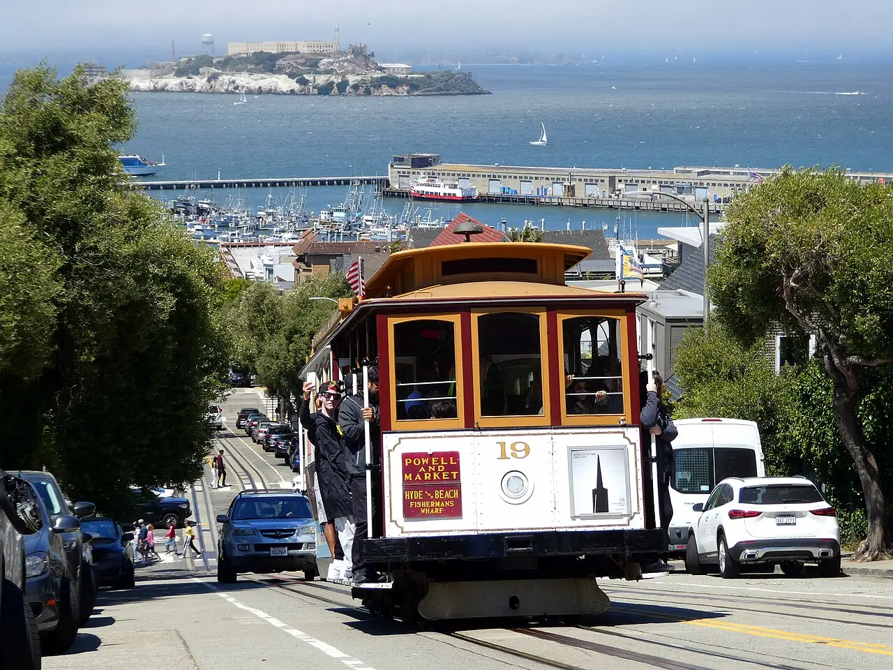 Xe cáp San Francisco tuyến Powell-Hyde trên dốc nhìn ra vịnh