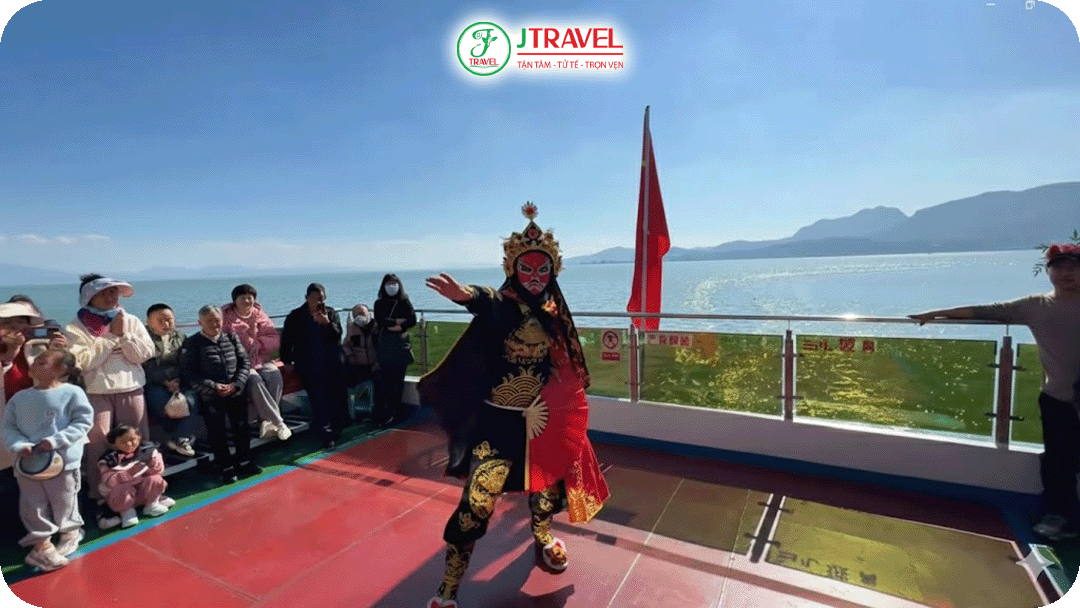 Du ngoạn trên du thuyền và tận hưởng khung cảnh giữa hồ