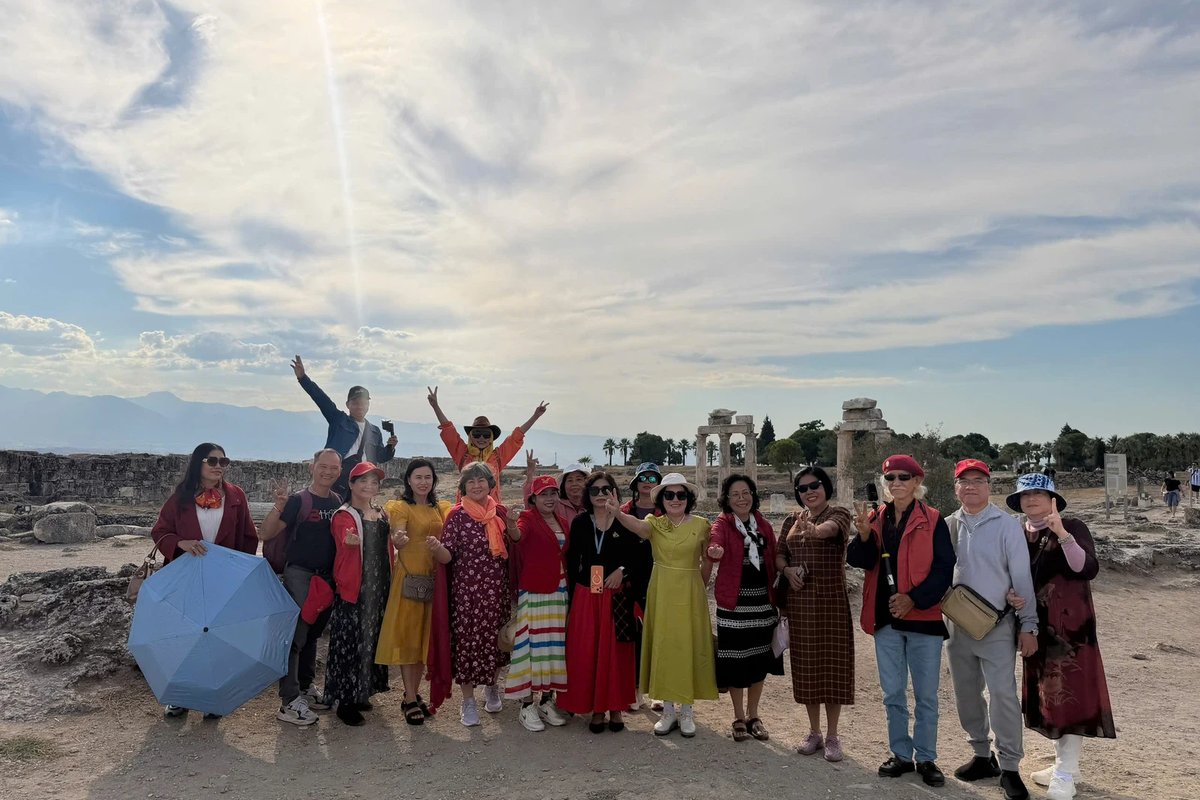 Đoàn khách J Travel ngắm khinh khí cầu lúc bình minh ở Cappadocia