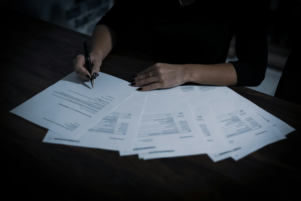 Đương đơn xem xét giấy tờ trong hồ sơ xin visa