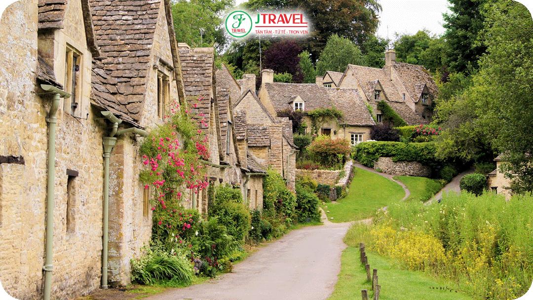 Bibury khoác lên mình những bông thủy tiên vàng rực rỡ ven đường