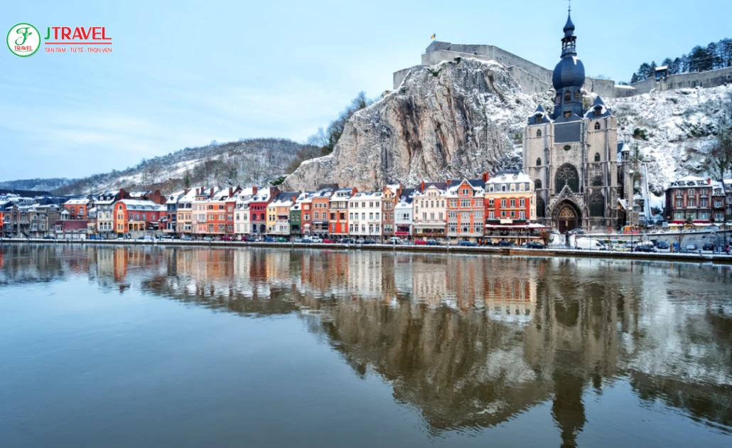 Du lịch Bỉ mùa đông với không khí lễ hội và tuyết nhẹ