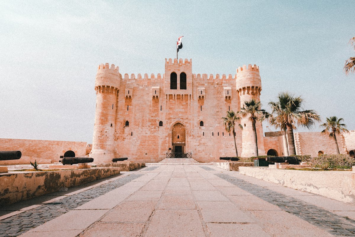 Pháo đài cổ bằng đá với lá cờ trên đỉnh bên bờ biển Alexandria