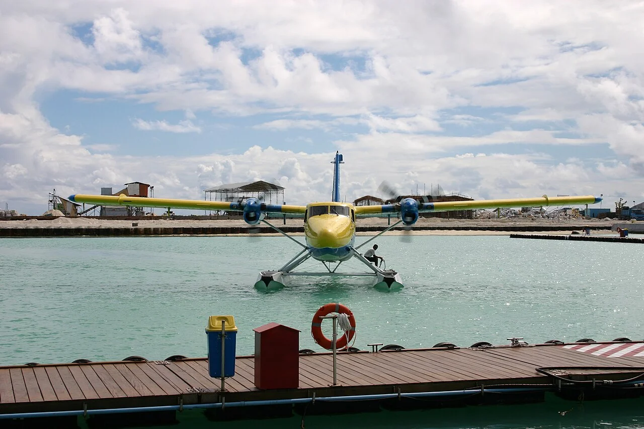 Thủy phi cơ của Trans Maldivian Airways trên mặt nước
