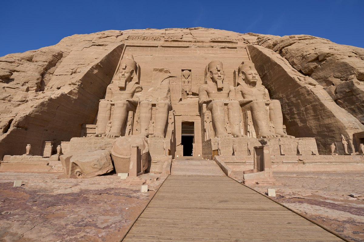 Mặt tiền đền Abu Simbel đục vào núi đá