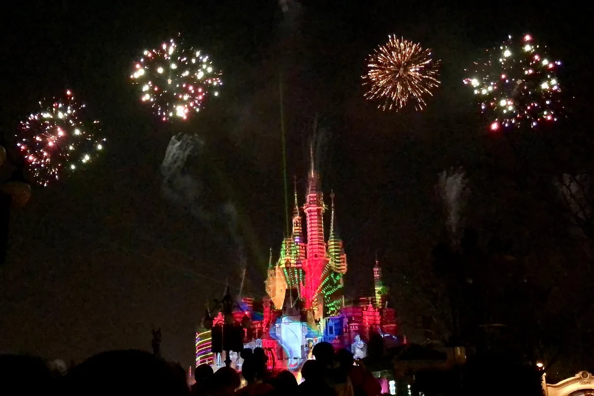 Pháo hoa buổi tối ở Disneyland Thượng Hải