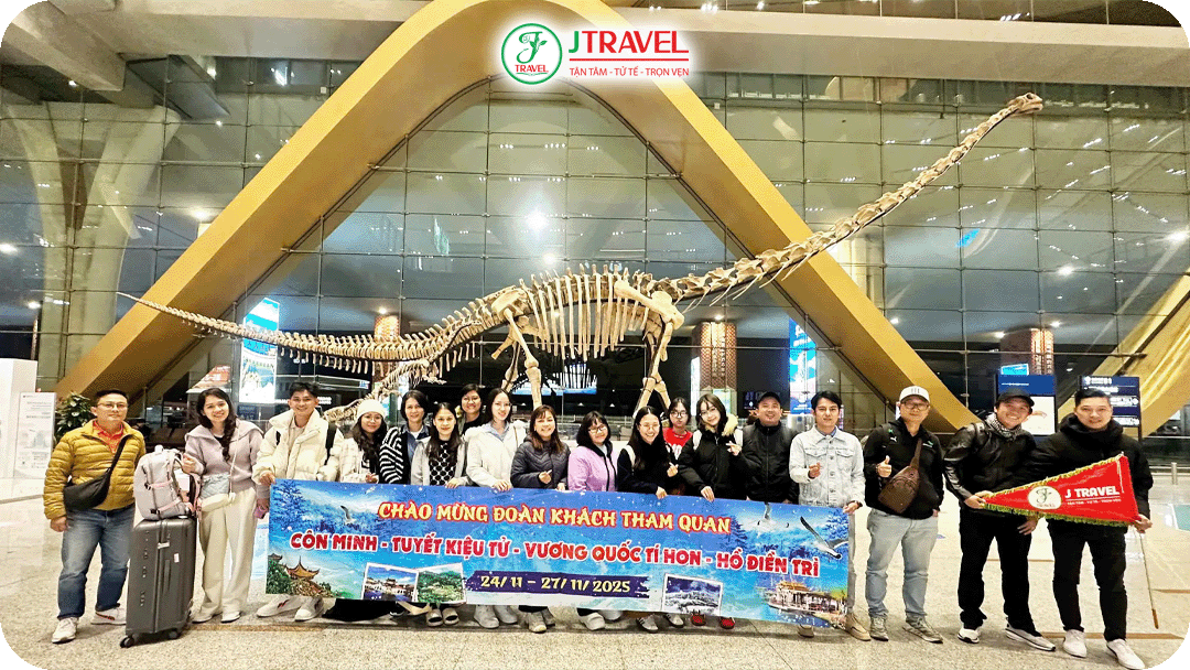 Đoàn khởi hành từ TP.HCM bay thẳng đến Côn Minh với China Eastern Airlines