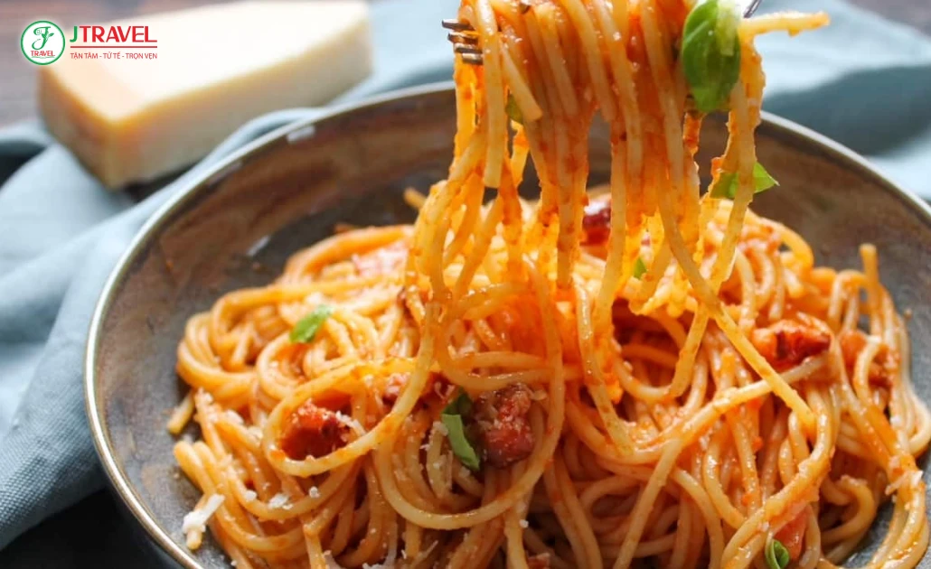 Amatriciana truyền thống Rome với hương vị cân bằng giữa cà chua chua nhẹ và thịt mặn