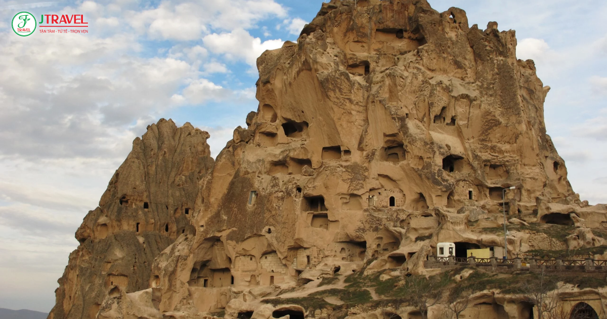 Nhà đá truyền thống được khoét trong núi ở làng Uchisar Thổ Nhĩ Kỳ