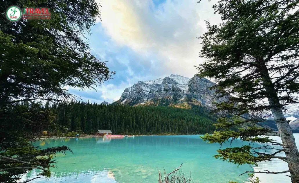 Hồ Louise mùa xuân với làn nước xanh ngọc và băng tuyết tan trong Công viên quốc gia Banff