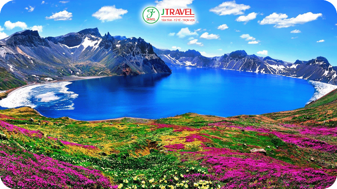 Hồ Thiên Trì vào mùa xuân thơ mộng với vô vàng màu sắc hoa