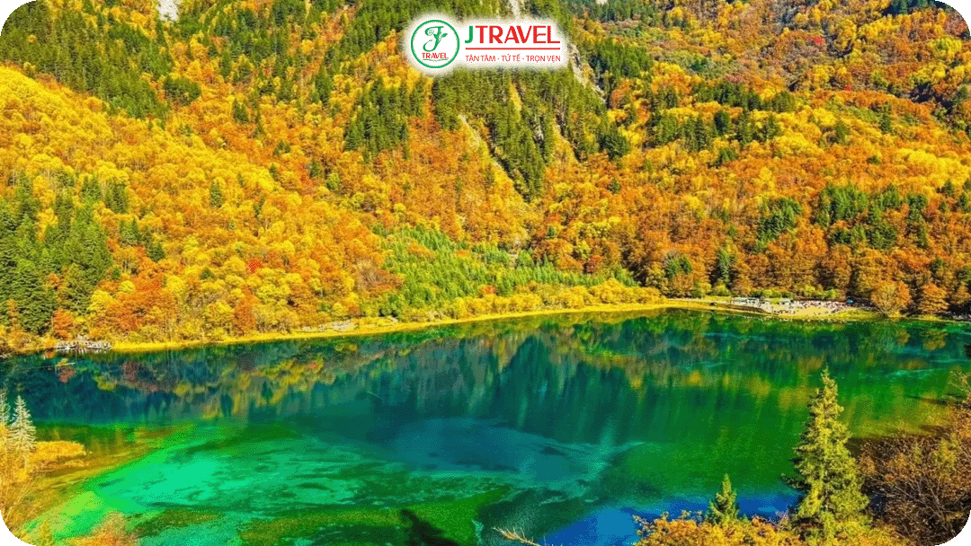 Hồ Ngũ Sắc màu thu - vẻ đẹp tuyệt cảnh ngỡ trong tranh