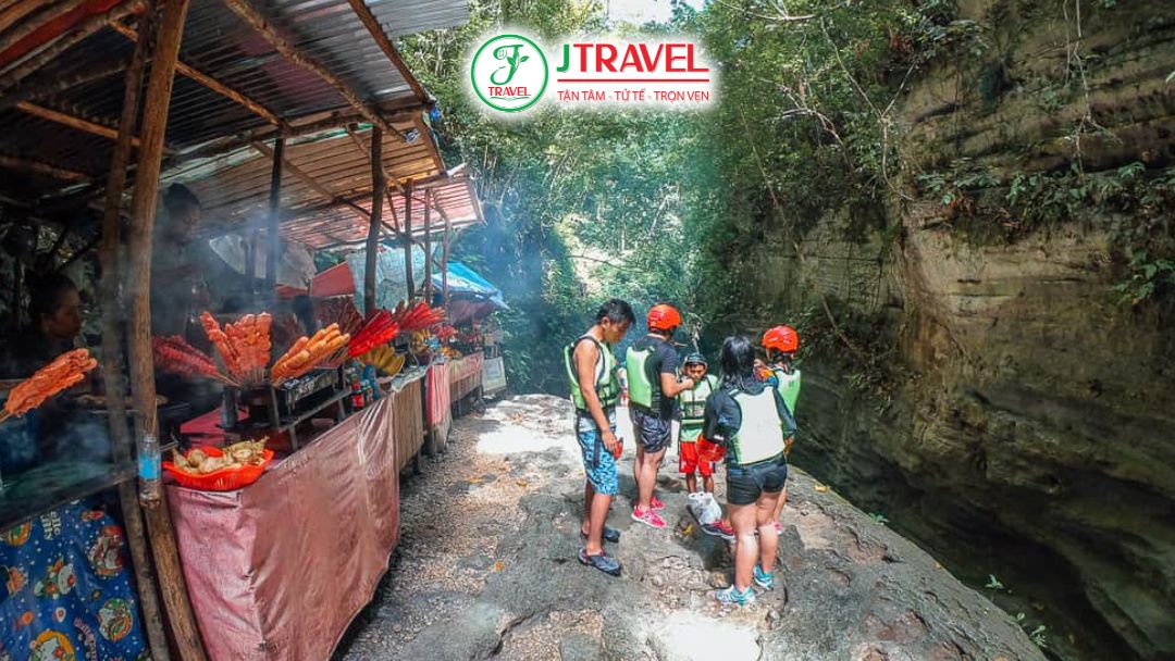 Quầy đồ ăn nhỏ trong canyon kawasan falls