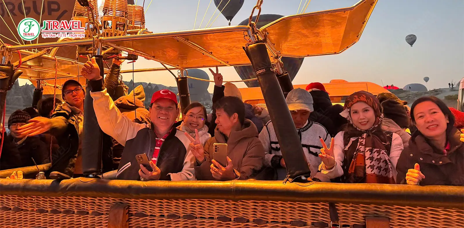 Mỗi chuyến bay kéo dài khoảng 1 giờ trên không