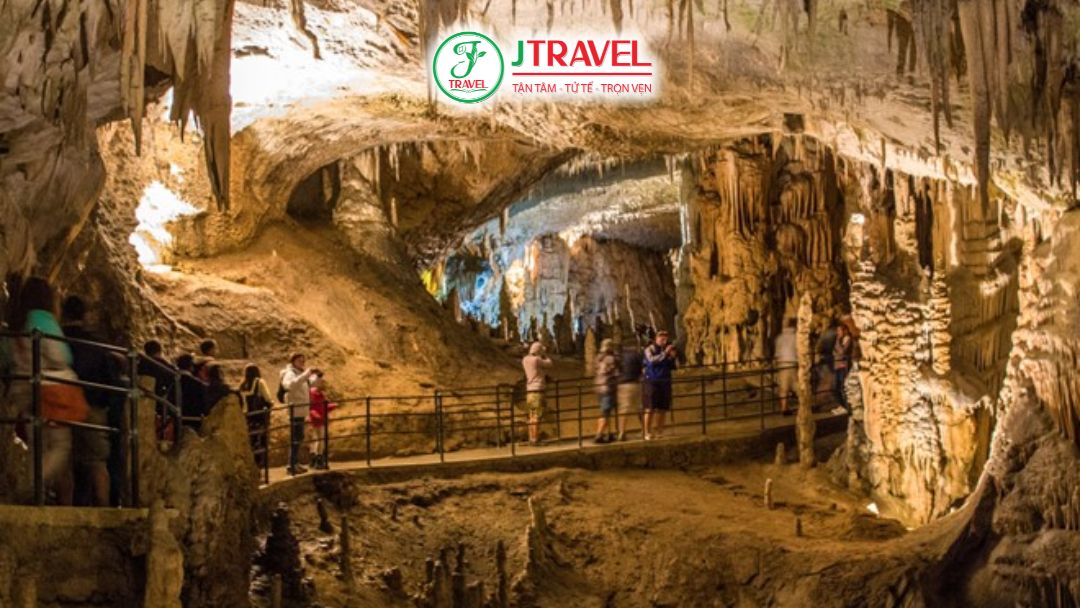 Hang Chiều Mai Châu với thạch nhũ đẹp và view toàn cảnh từ trên cao