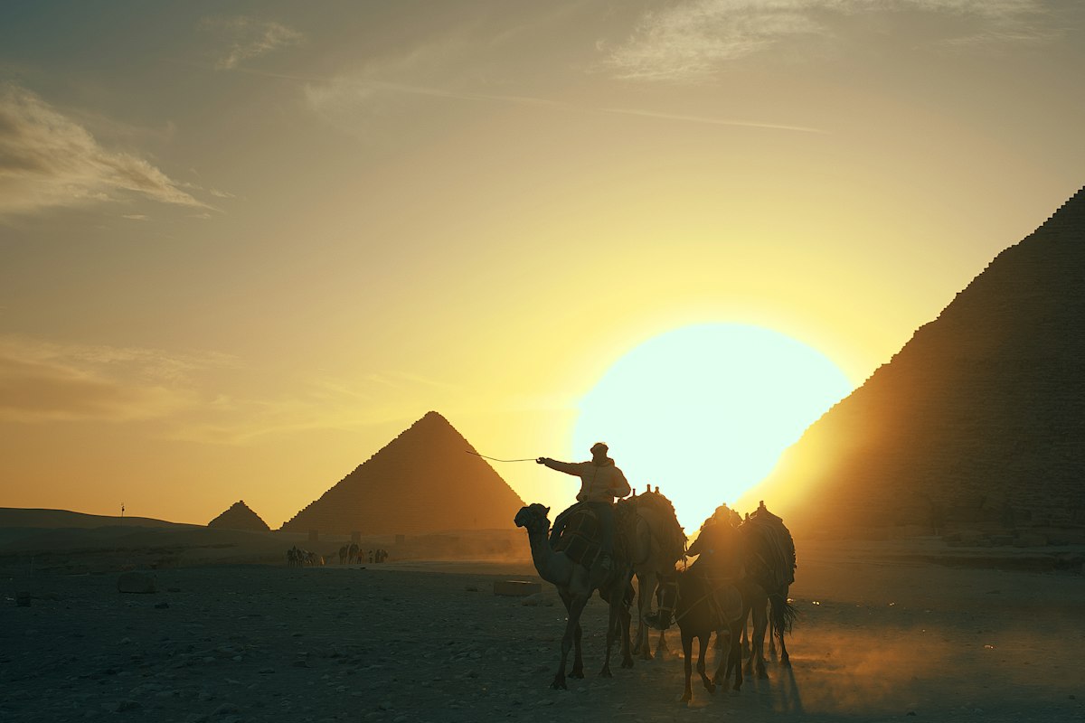 Kim tự tháp Giza và đoàn lạc đà lúc hoàng hôn