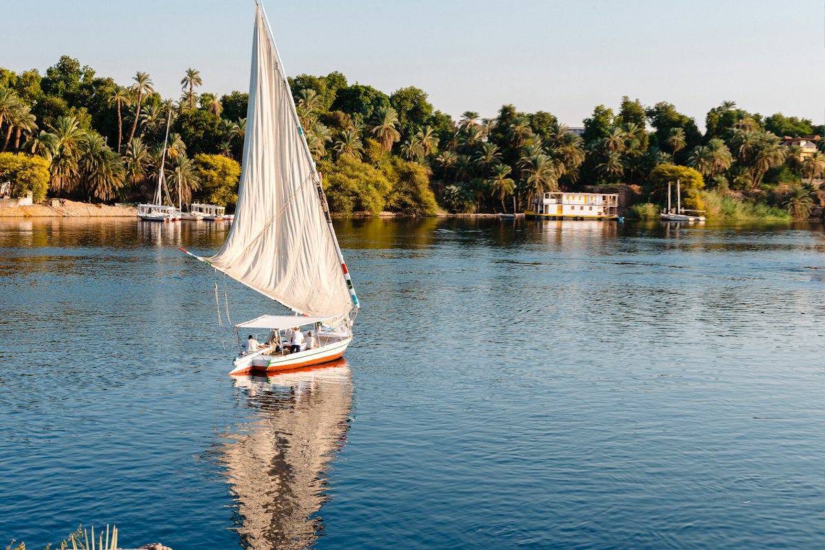Thuyền felucca lướt trên sông Nile