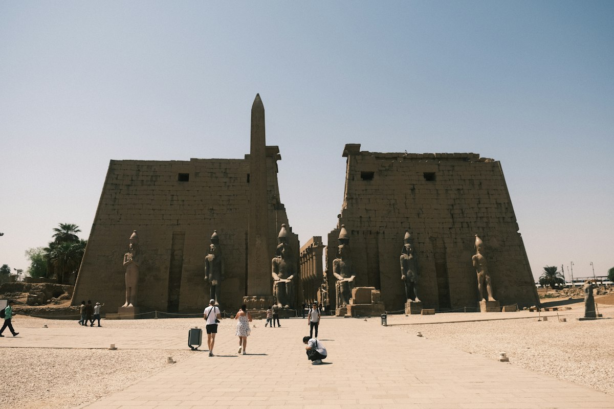 Cổng đền Luxor với cột tháp obelisk