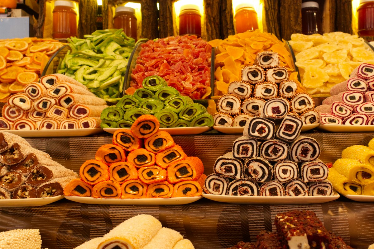 Bánh ngọt truyền thống bày bán ở chợ