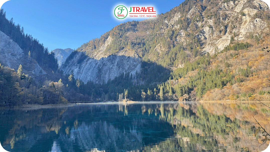 Cửu Trại Câu mùa thu tạo nên cảnh sắc vàng - cam nổi tiếng khắp thế giới