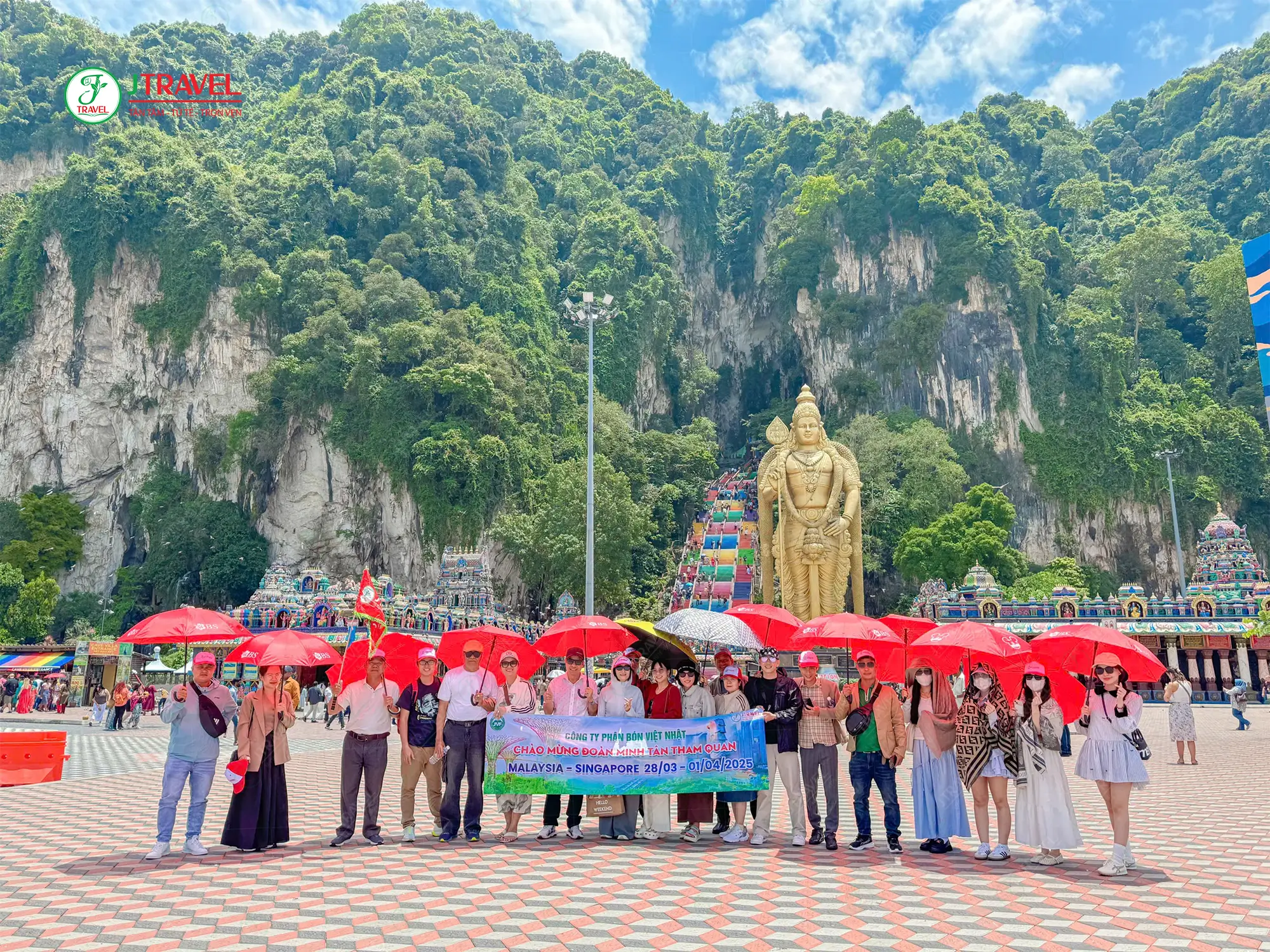 Du khách trong tour Malaysia - Singapore của J Travel
