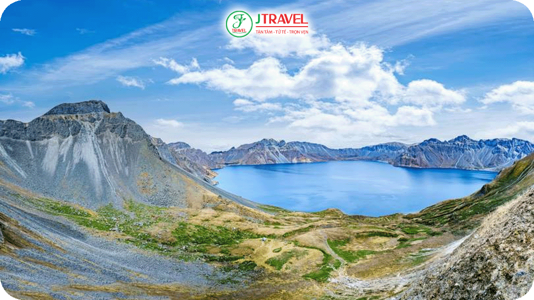 Hồ Thiên Trì - hồ miệng núi lửa nằm trên núi Trường Bạch