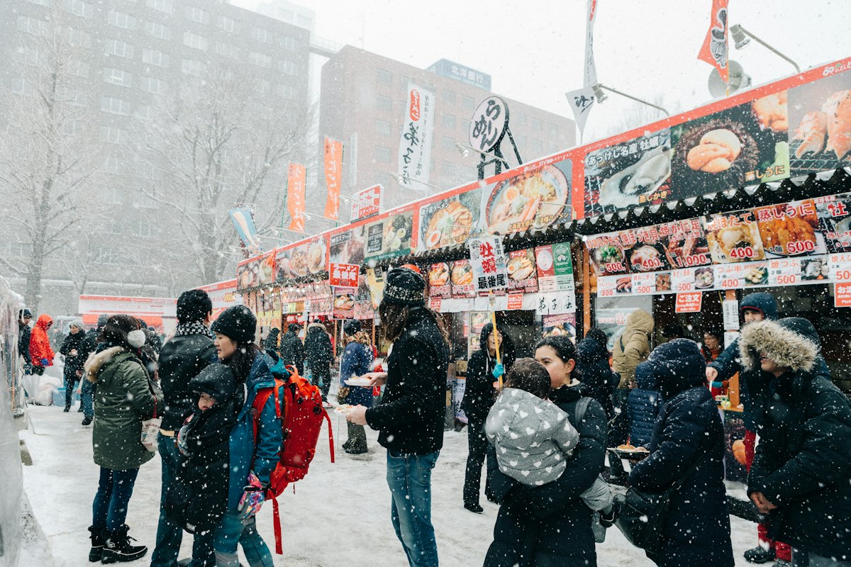 Du khách bên các gian hàng ẩm thực giữa tuyết rơi ở Sapporo
