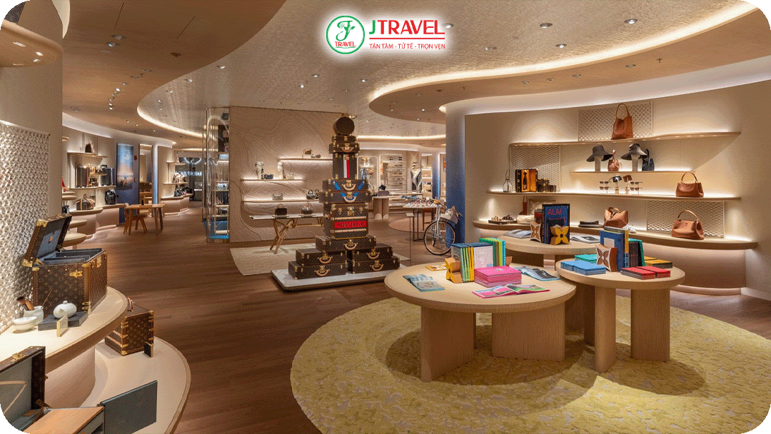 Cửa hàng flagship của Louis Vuitton được đặt ở tầng 2 của du thuyền