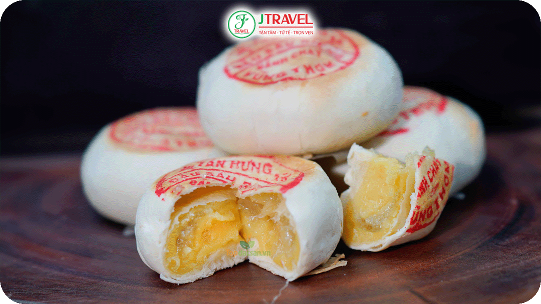 Bánh pía có lớp vỏ bánh nhiều tầng mỏng với nhân đậu xanh, sầu riêng, trứng muối