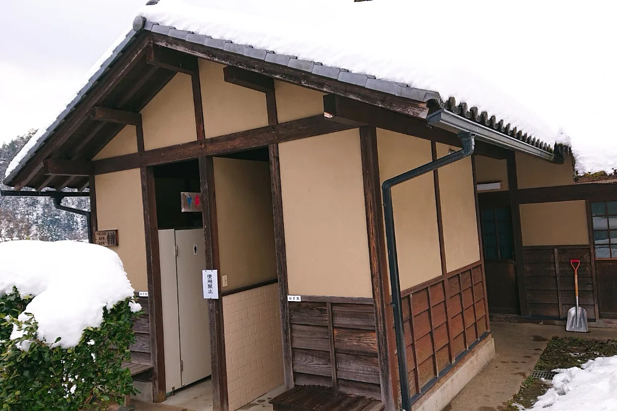 Mái tranh phủ tuyết ở Miyama Kyoto