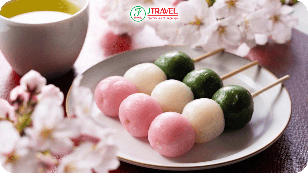Dango làm từ bột gạo dẻo, nặn thành những viên tròn, xiên thành cặp 3 viên trên que theo ba màu