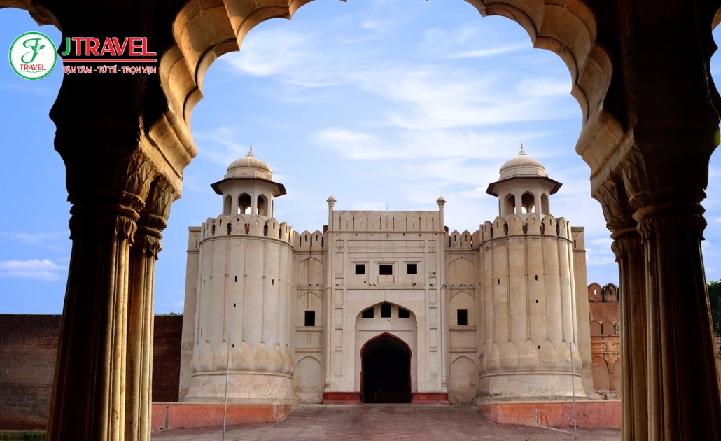 Toàn cảnh Pháo đài Lahore với kiến trúc Hồi giáo cổ kính