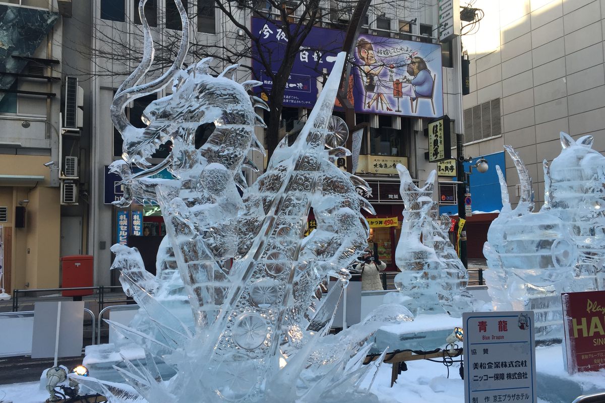 Tượng băng rồng giữa phố Susukino, Sapporo