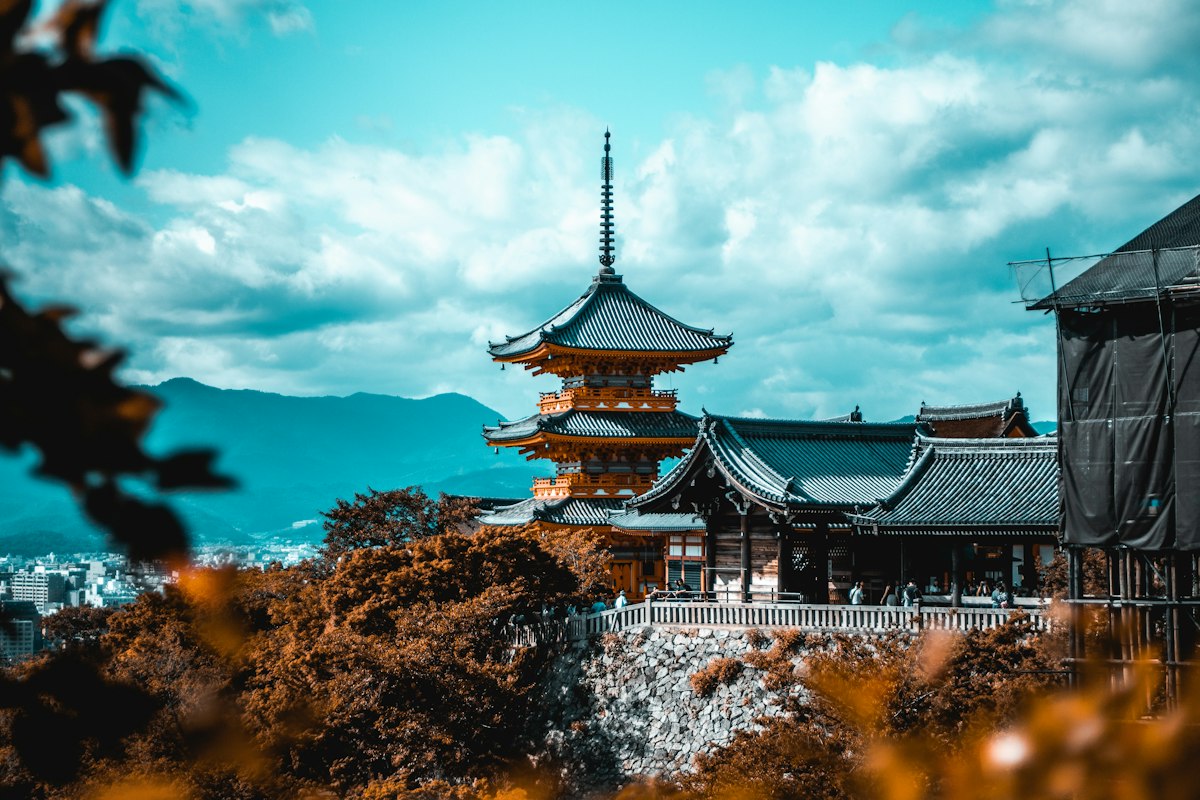 Du khách tham quan chùa có tháp nhiều tầng ở Kyoto