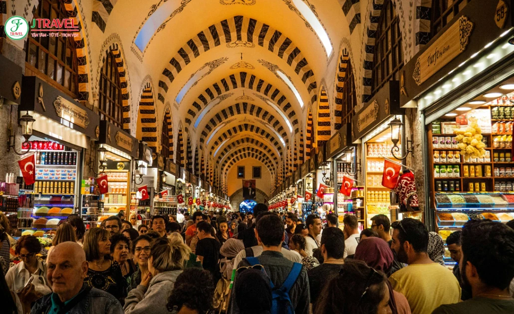 Không khí nhộn nhịp tại Grand Bazaar