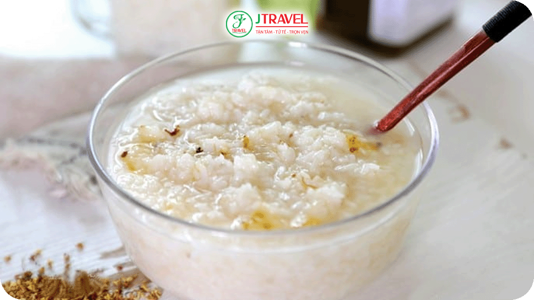 Cháo rượu gạo lên men là món ngọt nhẹ, hơi mùi rượu gạo, ăn ấm