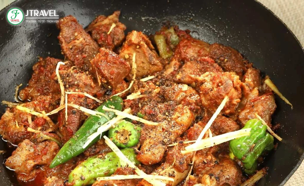 Món Karahi truyền thống thường dùng trong gia đình Pakistan