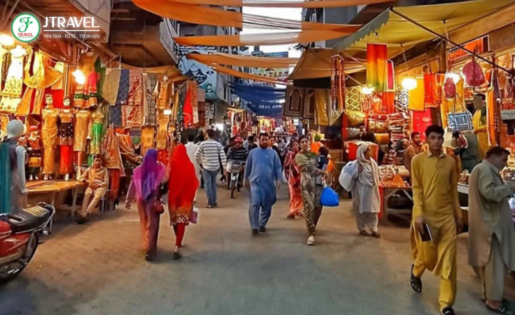 Phố cổ Lahore với chợ truyền thống và cửa hàng thủ công đặc sắc