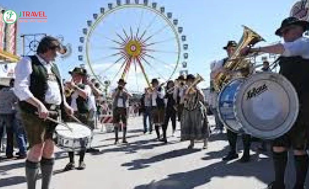 Không khí Frühlingsfest ở Bavaria