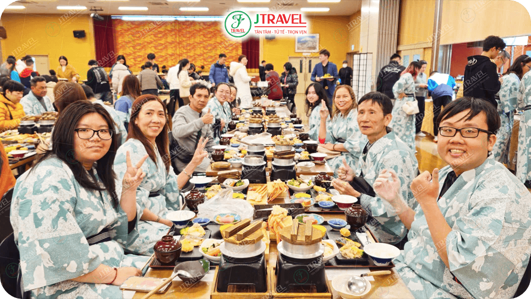 Du khách J Travel thưởng thức ẩm thực Nhật Bản