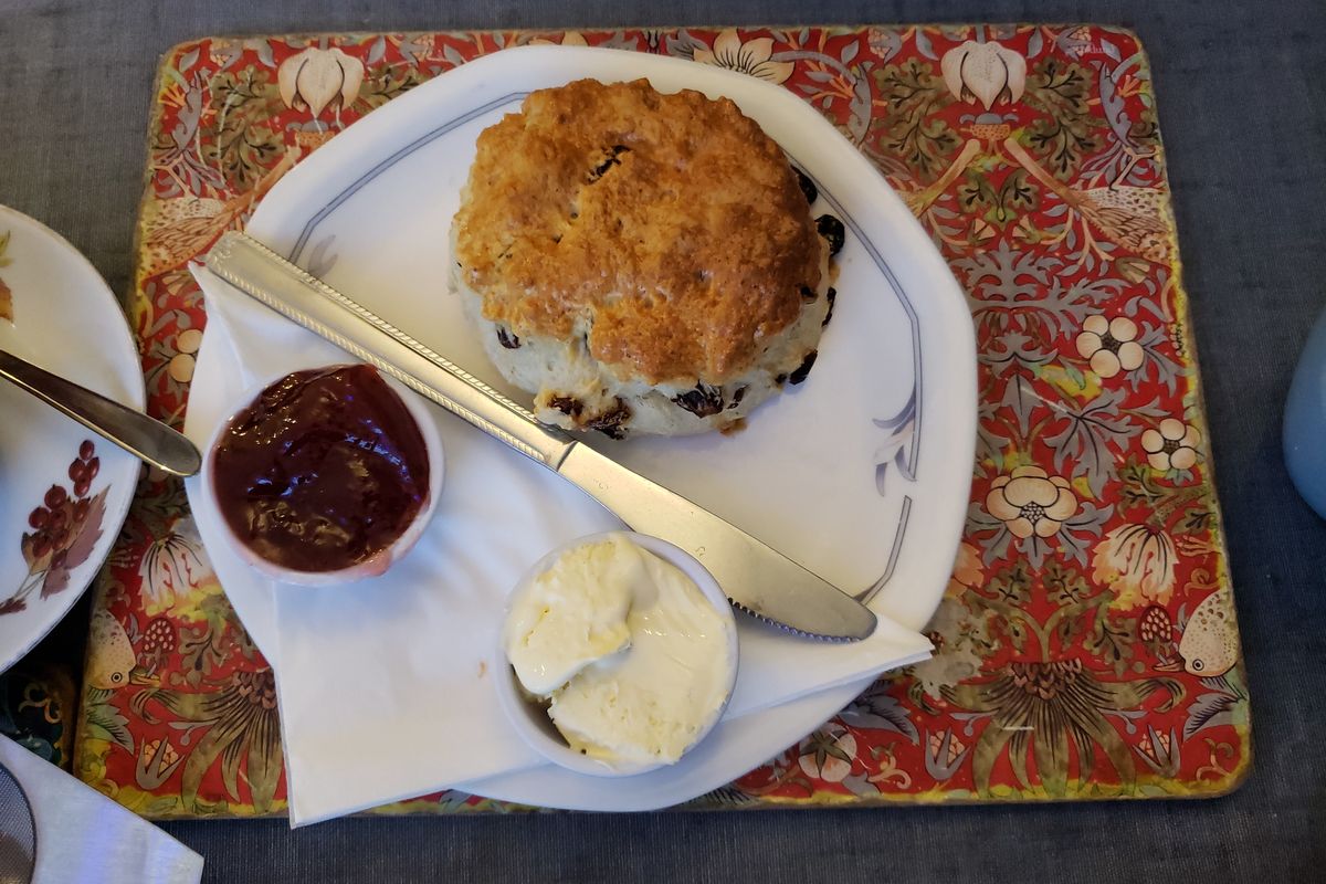 Bánh scone ăn kèm kem và mứt trong bữa trà chiều kiểu Anh
