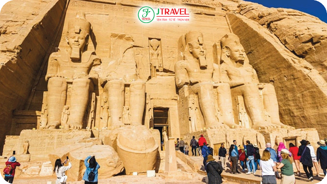 Điểm đặc biệt của Abu Simbel là bốn bức tượng đá khổng lồ tạc thẳng vào vách núi