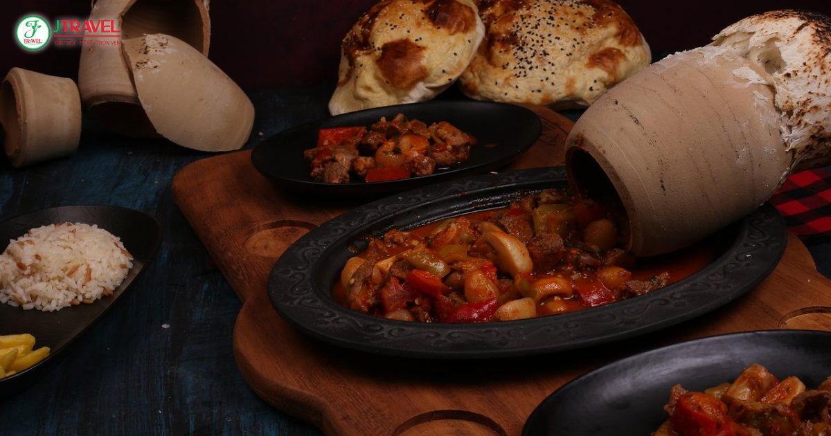 Testi Kebab món thịt hầm được nấu chín trong bình đất sét và đập vỡ khi dọn ra