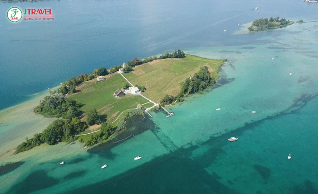 Cảnh đẹp hồ Zurich với đảo Ufenau và Lützelau yên bình giữa làn nước xanh ngắt