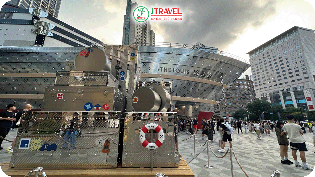 Thời điểm check-in đẹp khi ánh sáng hoàng hôn phản chiếu lên bề mặt Monogram