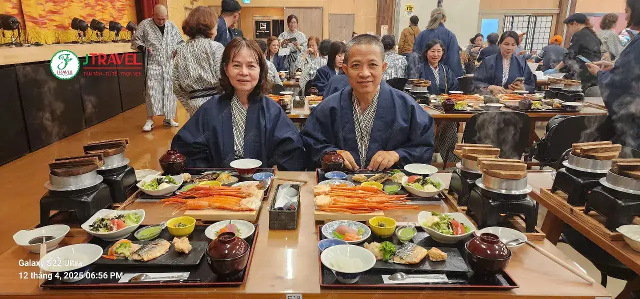 Du khách thưởng thực ẩm thực địa phương cùng J Travel