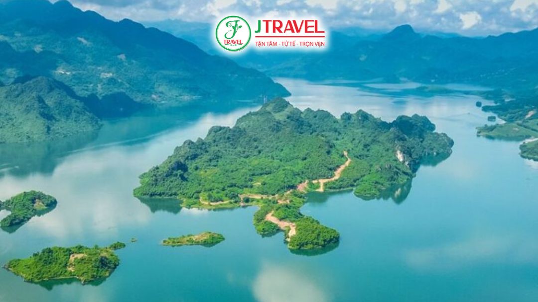 Thung Nai Hòa Bình với hồ sông Đà và núi đá như Hạ Long trên cạn