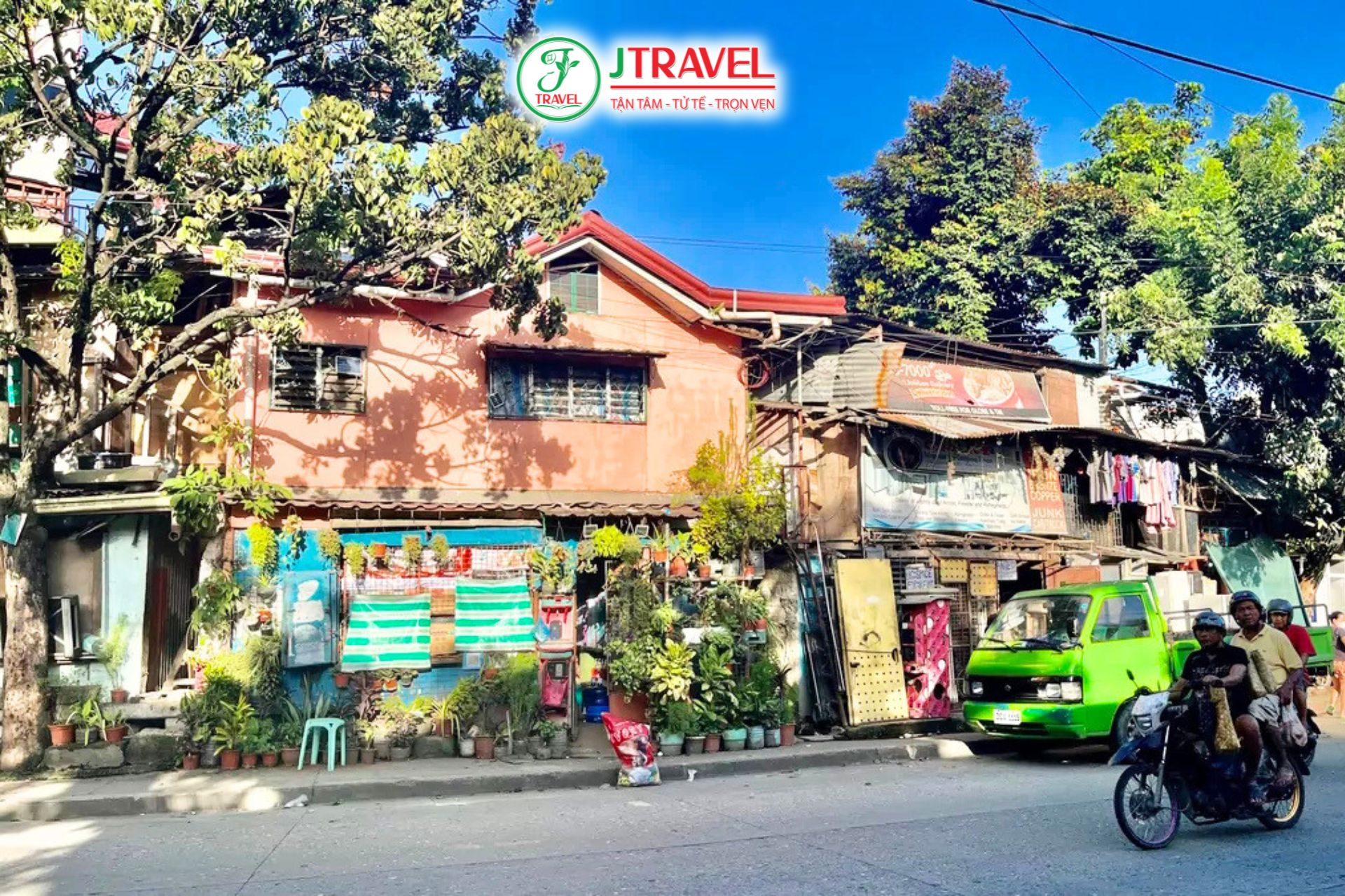 Điểm xuất phát từ trung tâm thị trấn Oslob